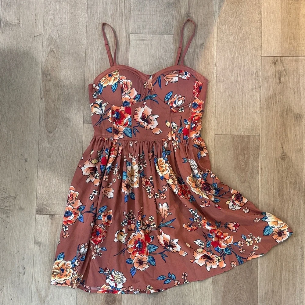 Floral Dress with pockets and adjustable straps. - Picture 2 of 12